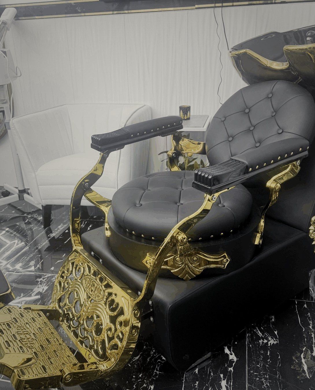 Waschplatz mit goldverziertem Stuhl im Friseur 5 Sterne Flensburg